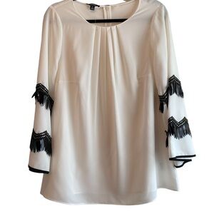 Alfani woman’s off white front pleated blouse with plastic fringed arms, size 0X